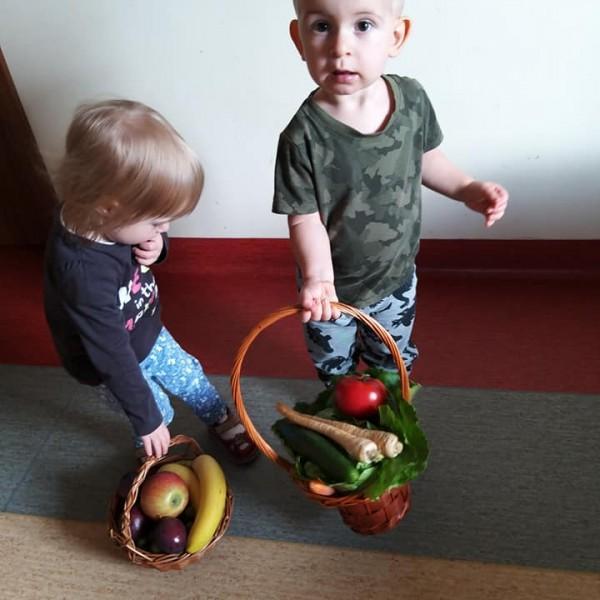 dzieci-z-koszykami-z-warzywami